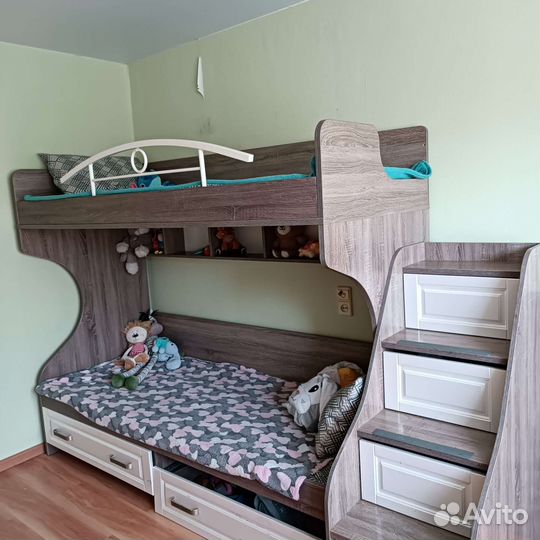 Кровать двухьярусная
