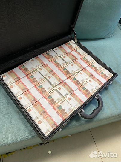 Черный дипломат с бутафорскими рублями, 50 пачек