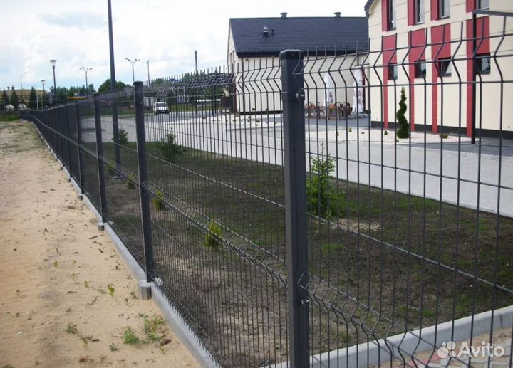 Забор из 3D сетки с металлическими столбами быстро