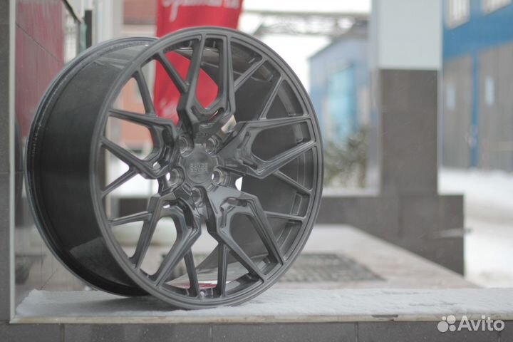 Кованые диски R22 GT Forged на Range Rover Sport