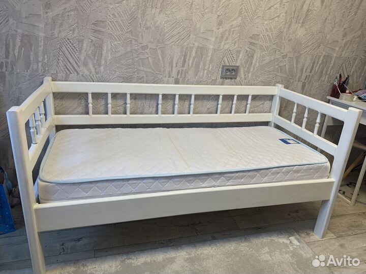 Деревянная кровать 160 на 70 с матрасом