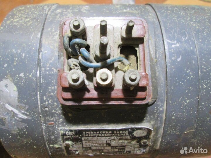 Электродвигатель с редуктором на платформе