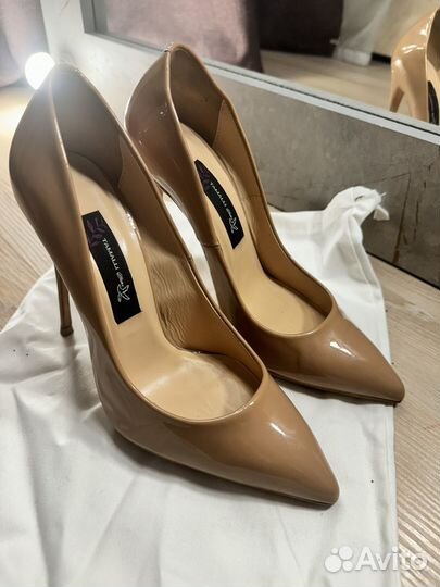 Лакированные бежевые туфли лодочки