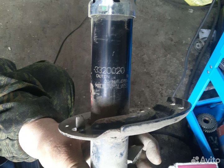 Стойки KYB передние