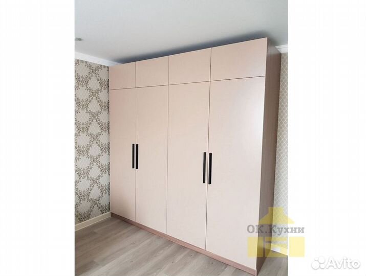 Зеркальный шкаф