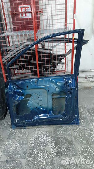 Дверь передняя правая додж караван 2001-2007 гг