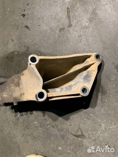 Кронштейн подушки двигателя BMW N63B44A правый