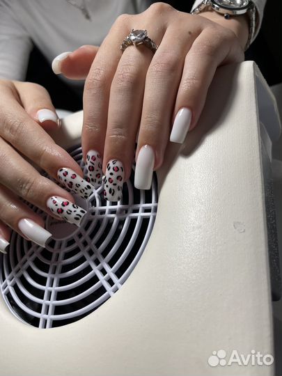 Модель на маникюр