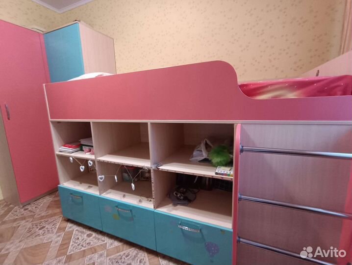 Детская кроватка+ полки + шкаф