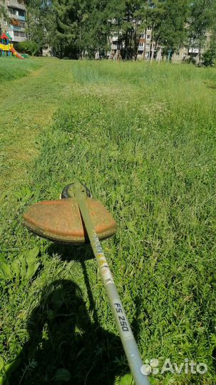 Скос травы, стрижка лужаек