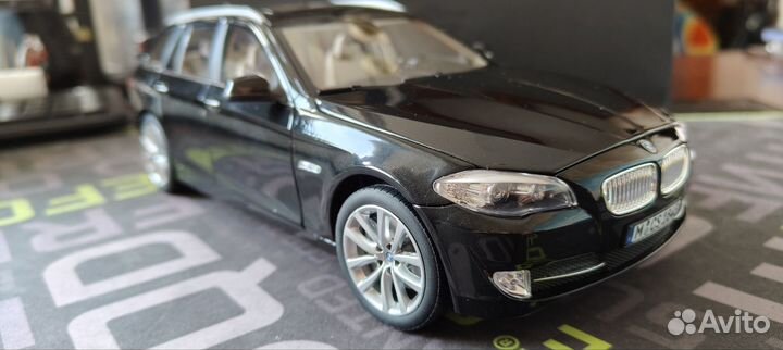 1/18 BMW 550i Touring, Дилерка
