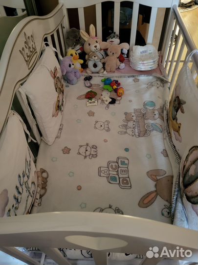 Детская кроватка с маятником