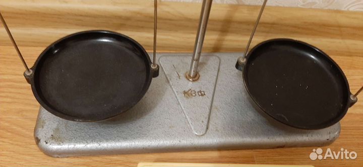 Весы лабораторные бу и 3 комплекта гирь