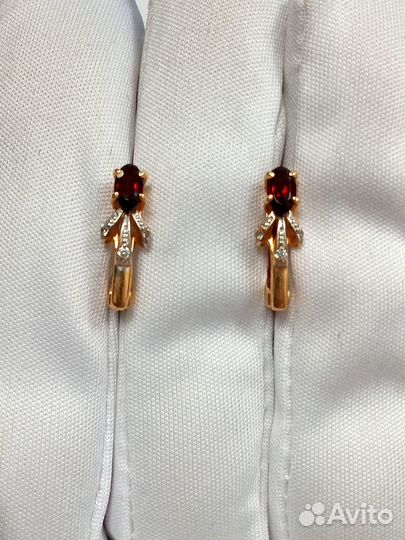 Золотые серьги с камнем