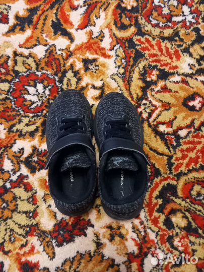 Кроссовки продаю размер 31