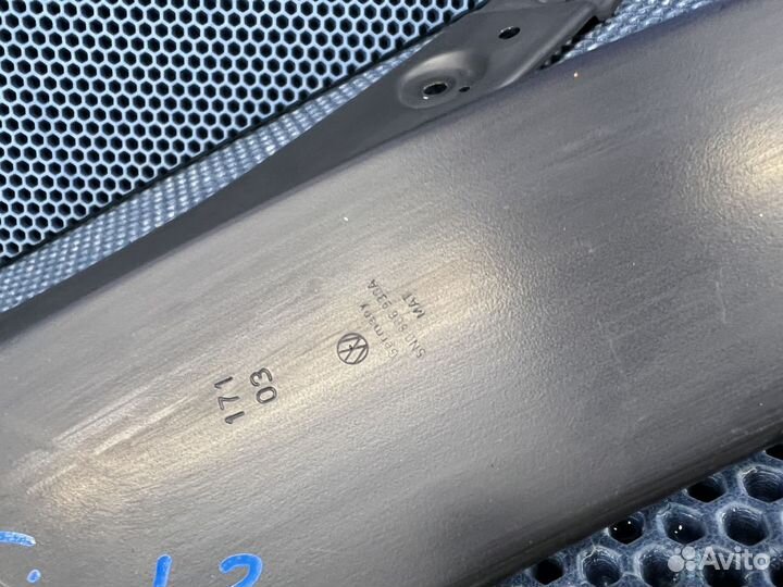 Крепление рамки радиатора фары Tiguan до 2011г