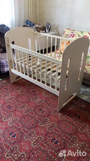 Продам детскую кроватку с 2 матрасами