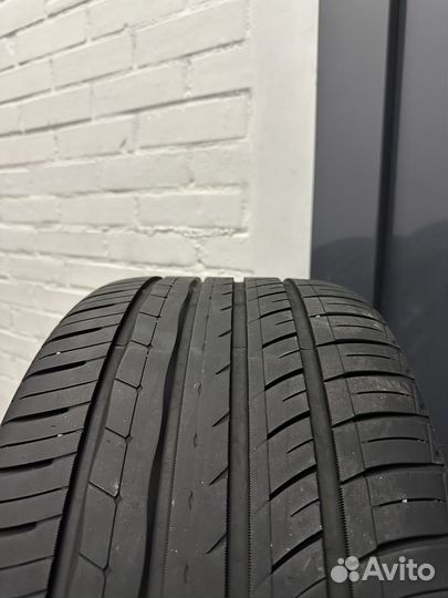 RoadX RXMotion U11 245/35 R19 и 275/30 R19 96Y