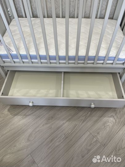 Детская кроватка с маятником и ящиком