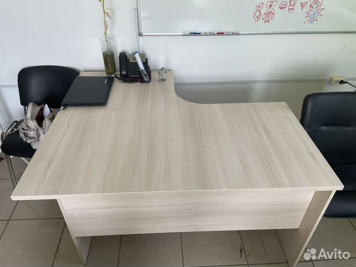 Письменный стол с тумбой