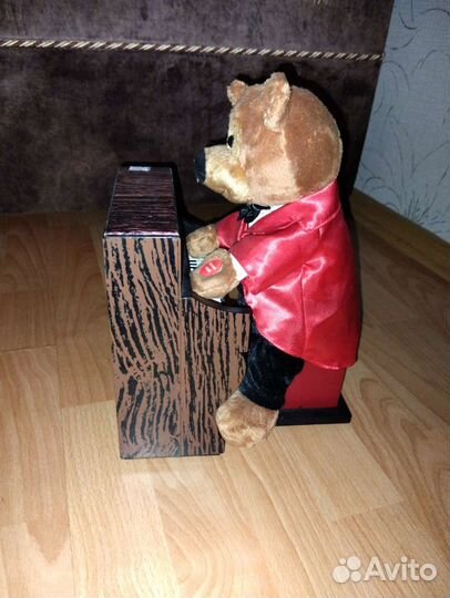 Поющий медведь на пианино