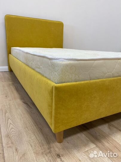 Кровать классическая с большим изголовьем