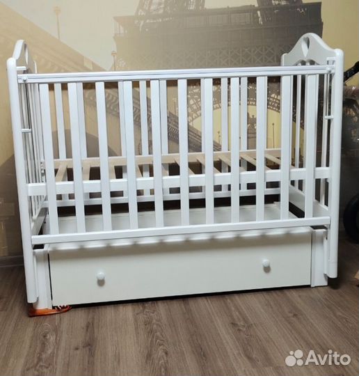 Детская кроватка с маятником и ящиком