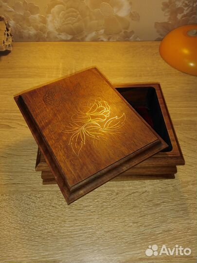 Шкатулка с инкрустацией из цельного ореха