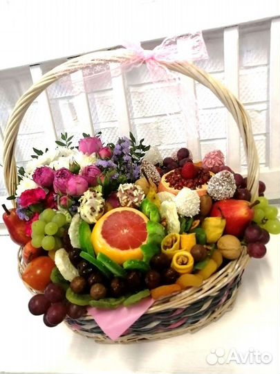 Сухофрукты, фрукты, клубника в шоколаде и цветы