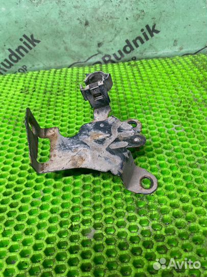 Кронштейн гидроусилителя Mazda Familia