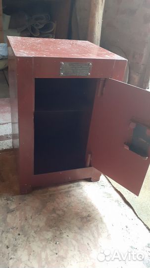 Сейф металлический