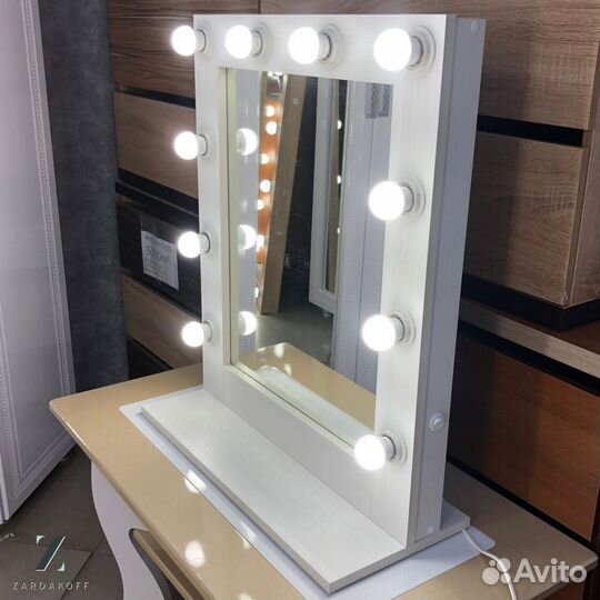 Гримерное зеркало на подставке