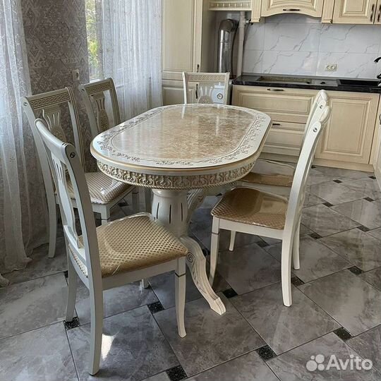 Кухонный стол и стулья