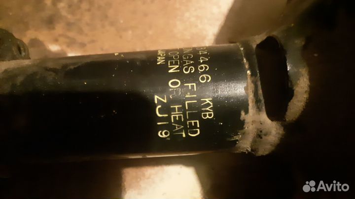 Стойка амортизатора Nissan (KYB)