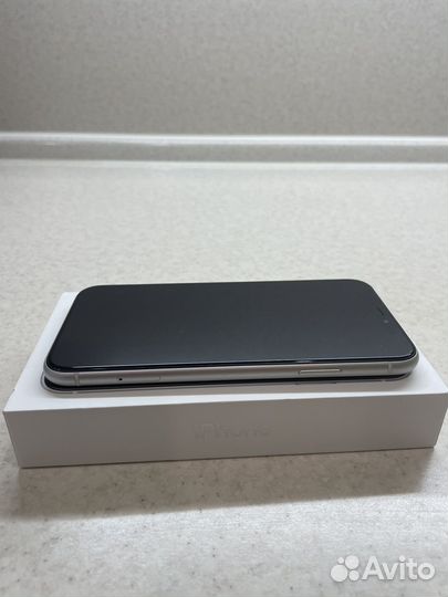 Телефон iPhone XR