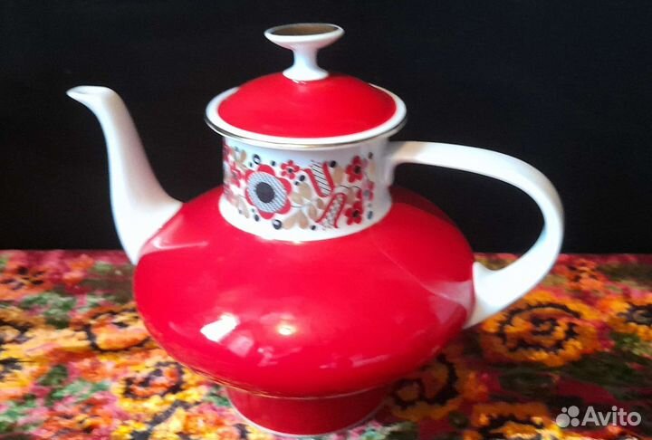 Чайник, сахарница, блюда