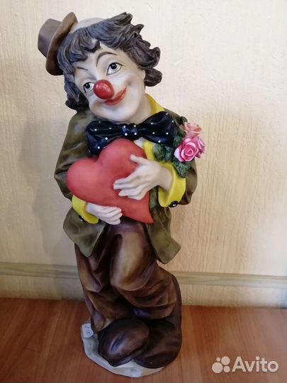 Статуэтка клоун с сердцем большая