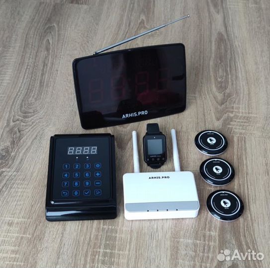 Система вызова персонала с кнопкой вызова и часами