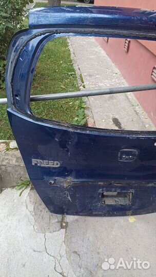 Задняя дверь багажника на honda freed 2009г