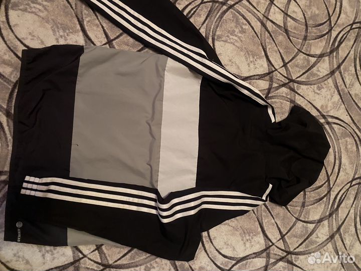 Спортивная ветровка adidas