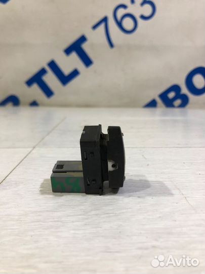 Кнопка стеклоподъемника передняя skoda yeti 1.2 DS