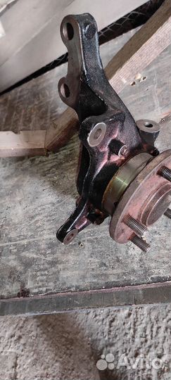 Поворотный кулак передний левый Камри