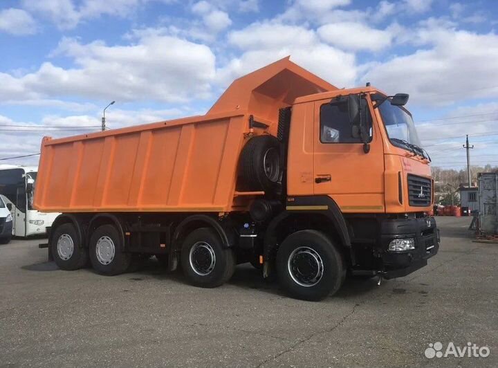 Водитель грузового самосвала