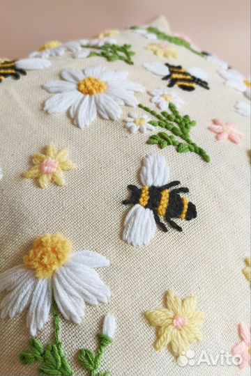 Подушка с вышивкой Ромашки