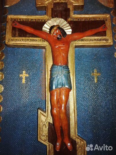 Крест распятие в киоте