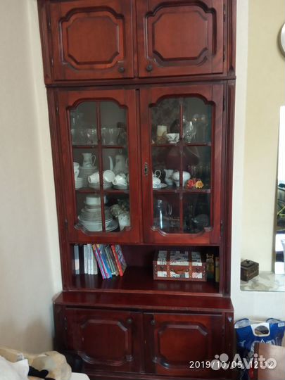 Сервант, шкаф. Дерево натуральное. Красная вишня