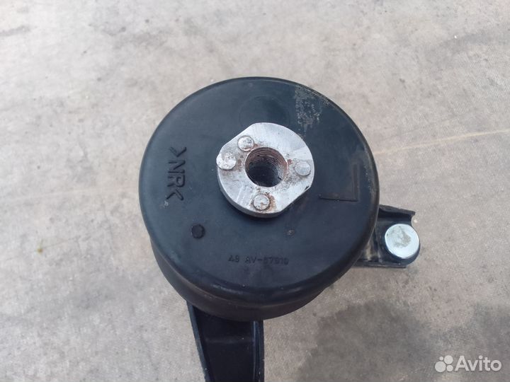 Опорная подушка двигателя на 40ю тойоту камри