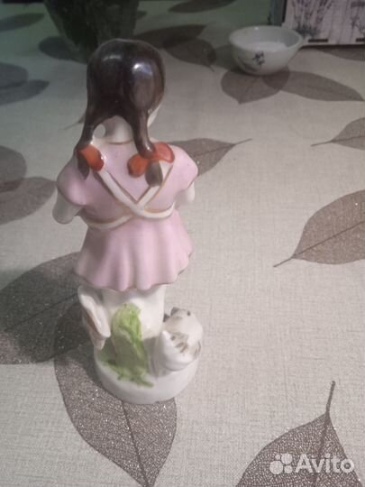 Статуэтка Девочка кормит кур. Ереван