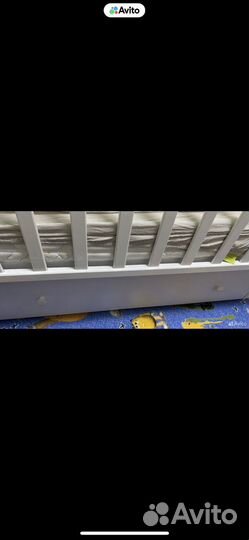 Детская кроватка с маятником и ящиком