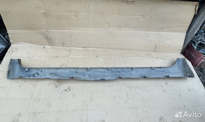 Порог пластиковый правый Nissan Primera P12